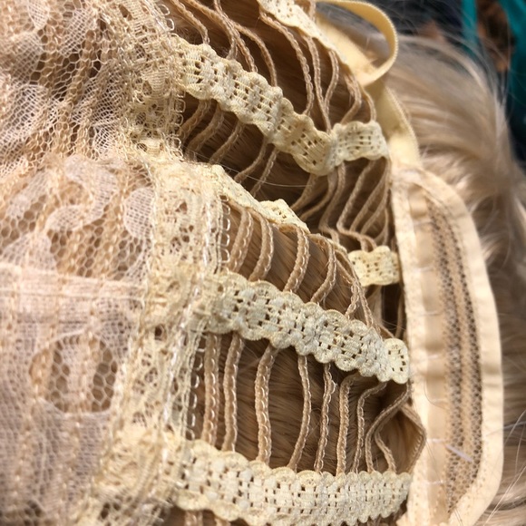 blonde center part synthetic hair - Picture 2 of 5